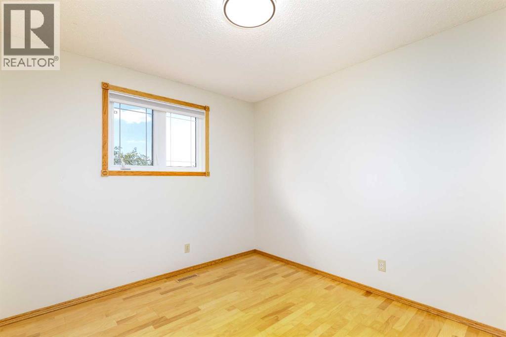 Listing photo – 49 Rutledge Crescent E, Red Deer