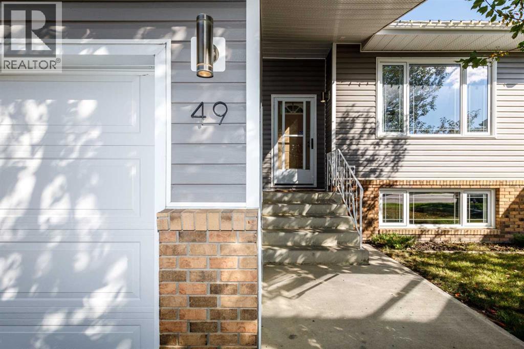 Listing photo – 49 Rutledge Crescent E, Red Deer