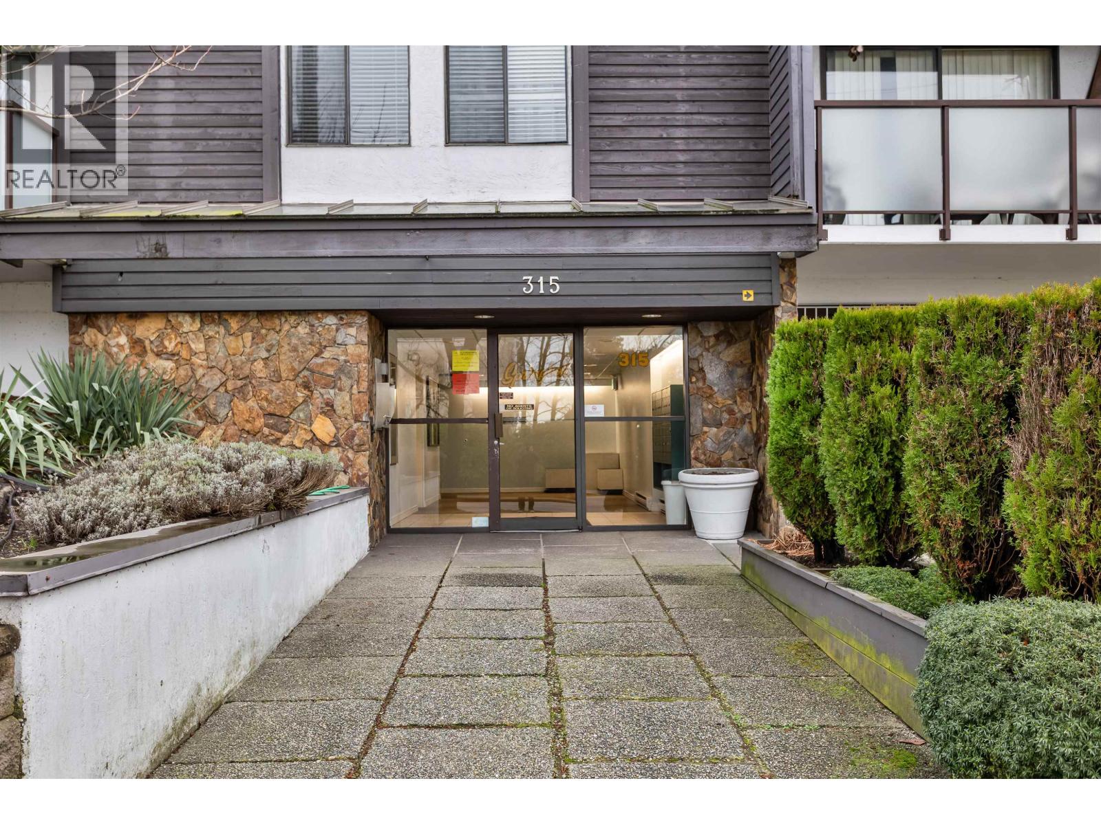 306 315 TENTH STREET, New Westminster