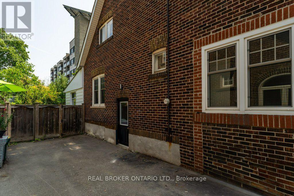 39 COURT STREET N - 26