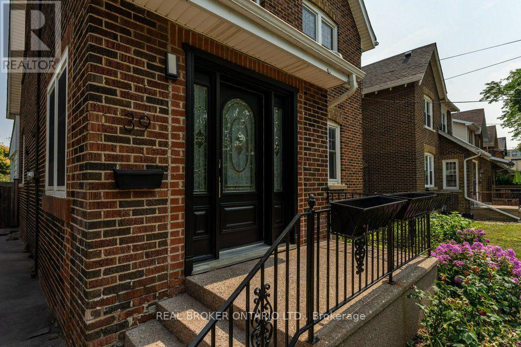 39 COURT STREET N - 4