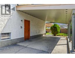 Kitchen - 156-158 Adventure Road, Kelowna, BC V1X1N4 Photo 15