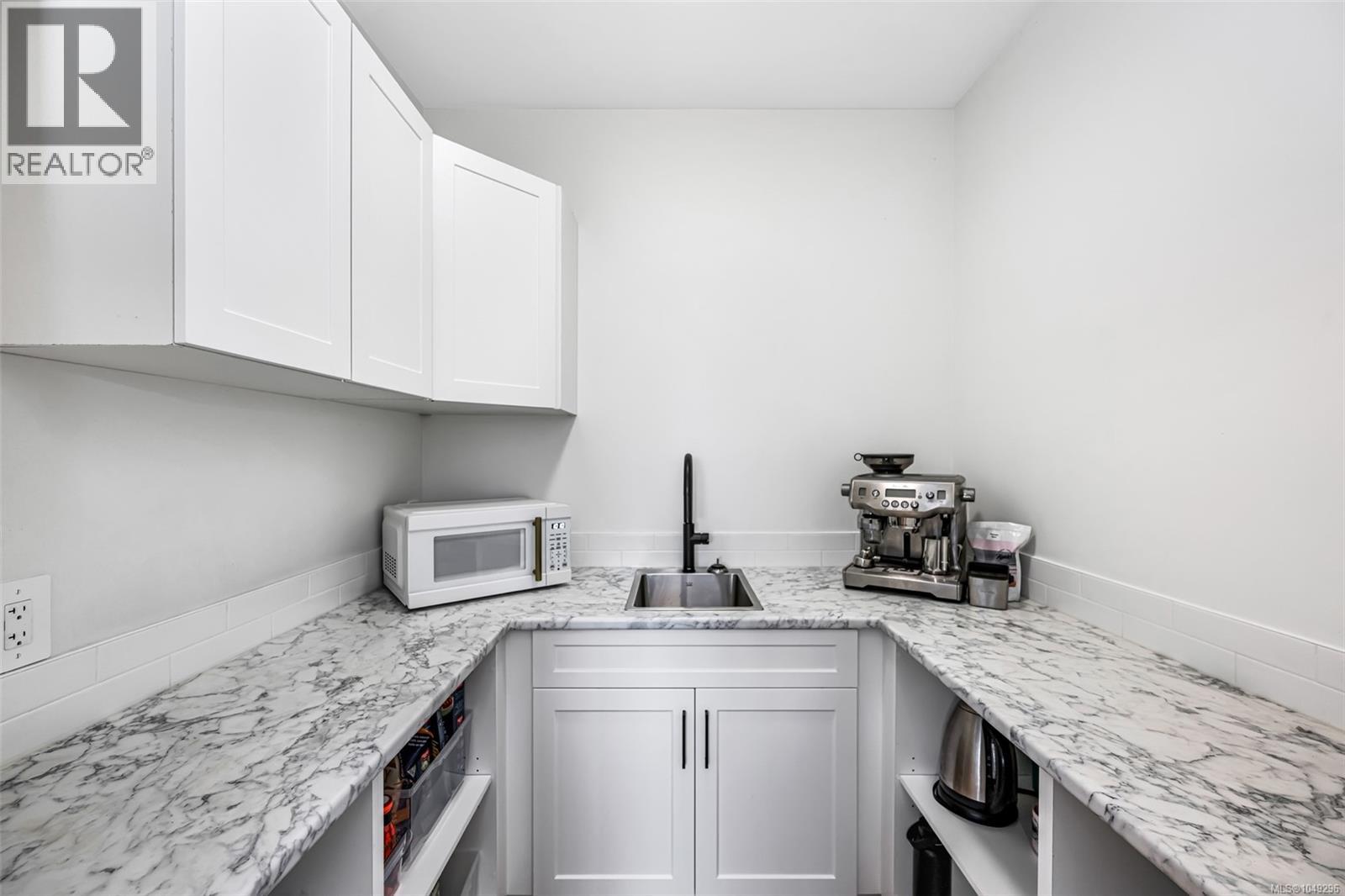 6261 Highwood Dr - Image 48
