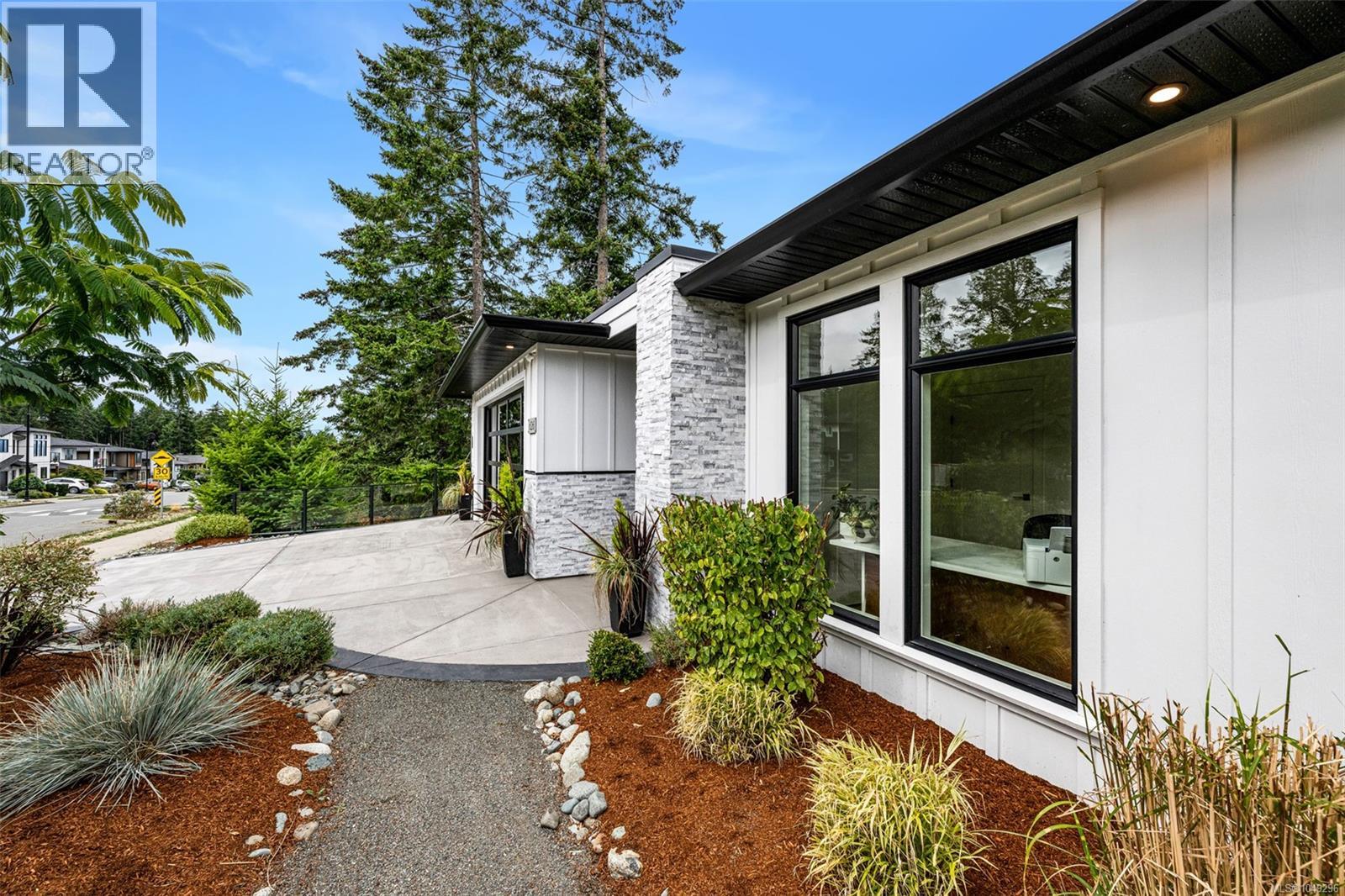 6261 Highwood Dr - Image 85