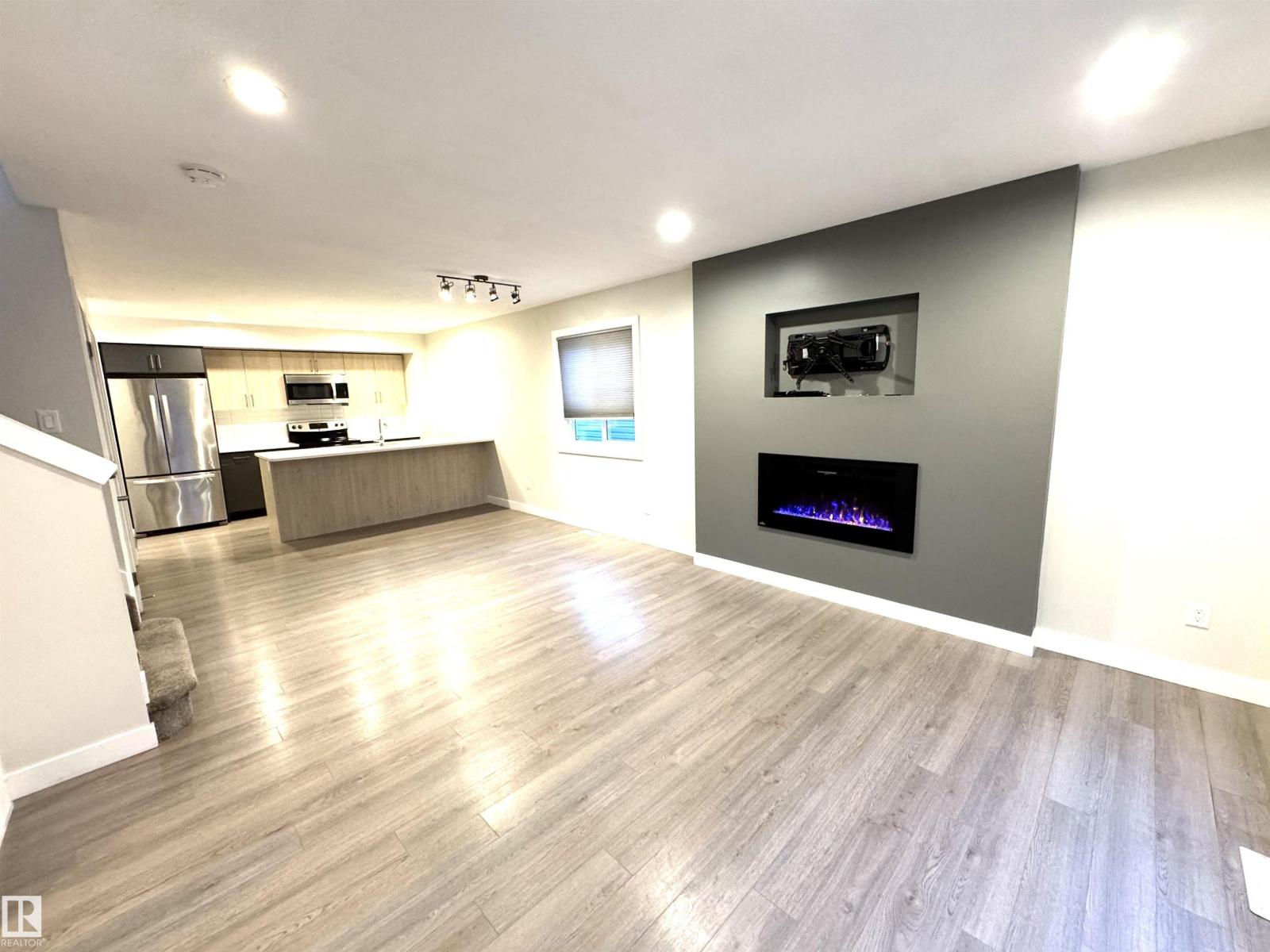12046 89 ST NW - 3