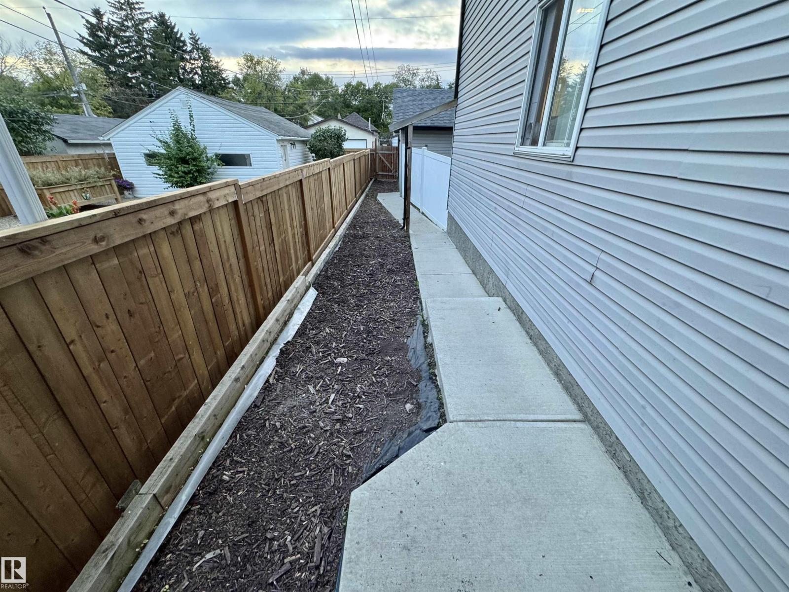 12046 89 ST NW - 37