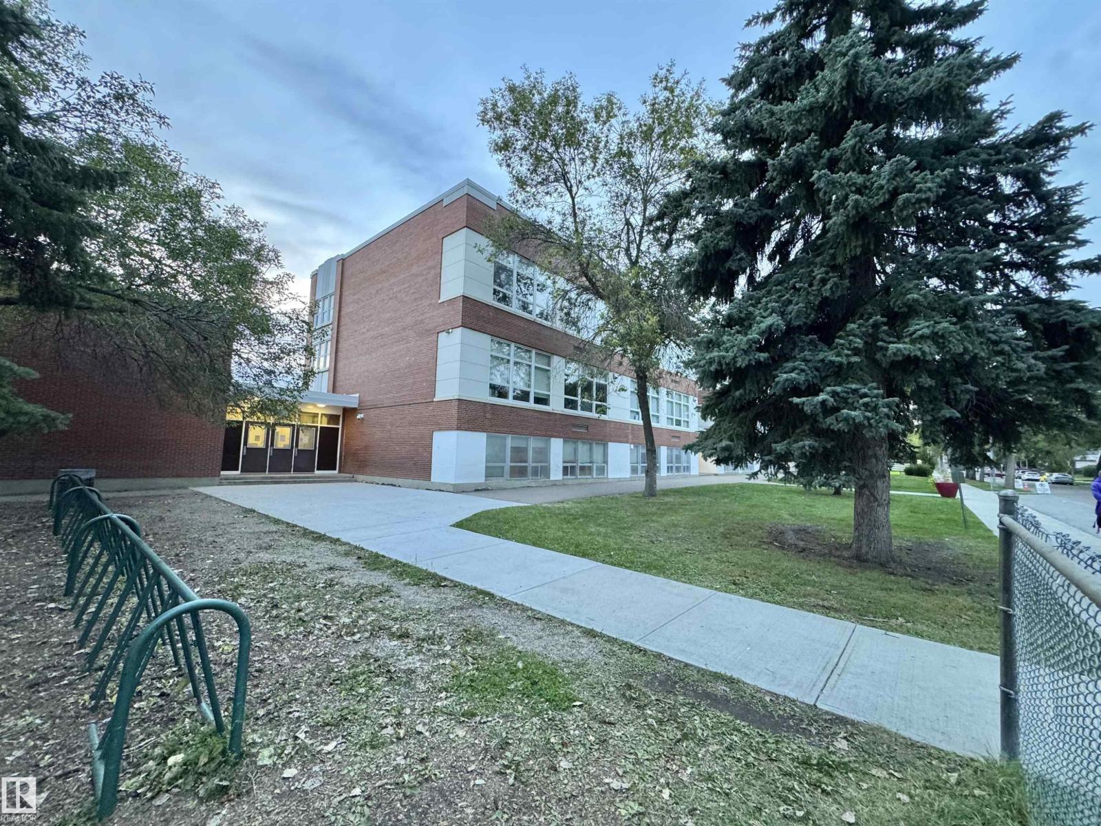 12046 89 ST NW - 44