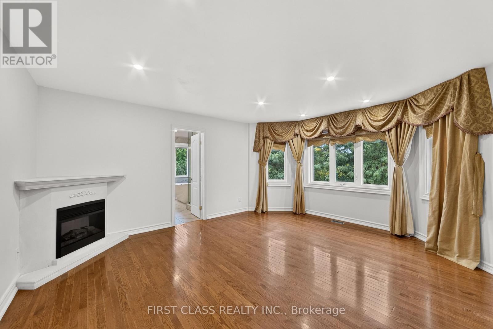 67 BLACK WALNUT CRESCENT - Image 23
