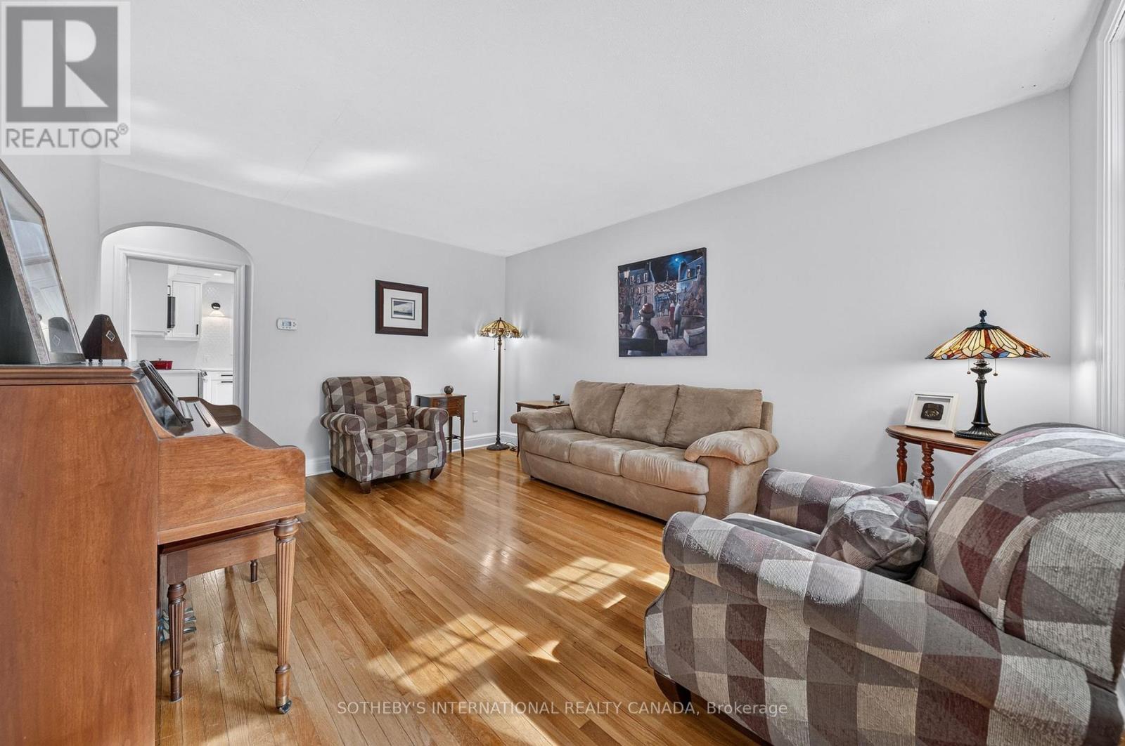 38 ROSLIN AVENUE S - 2