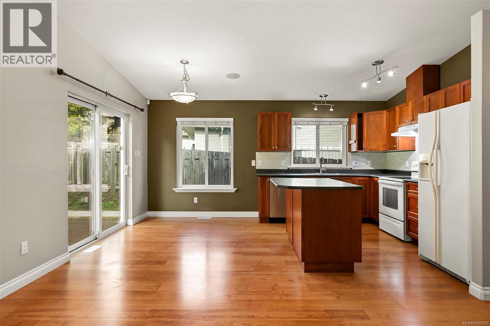 2717 Kendal Ave - 6