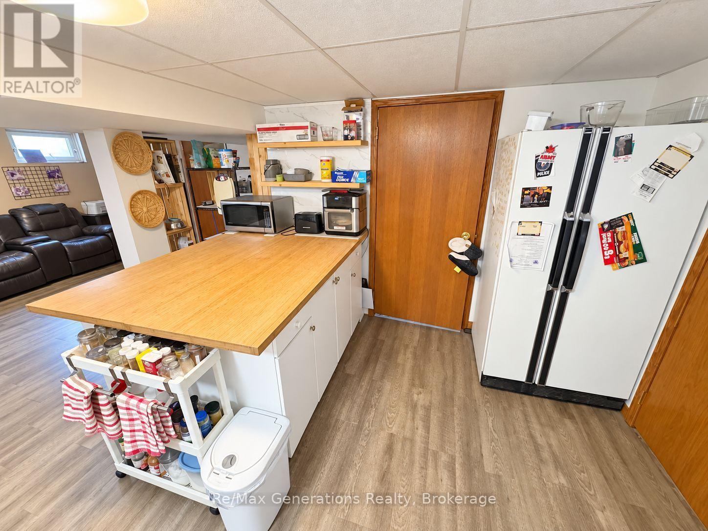 251 FRANCIS STREET W - 18