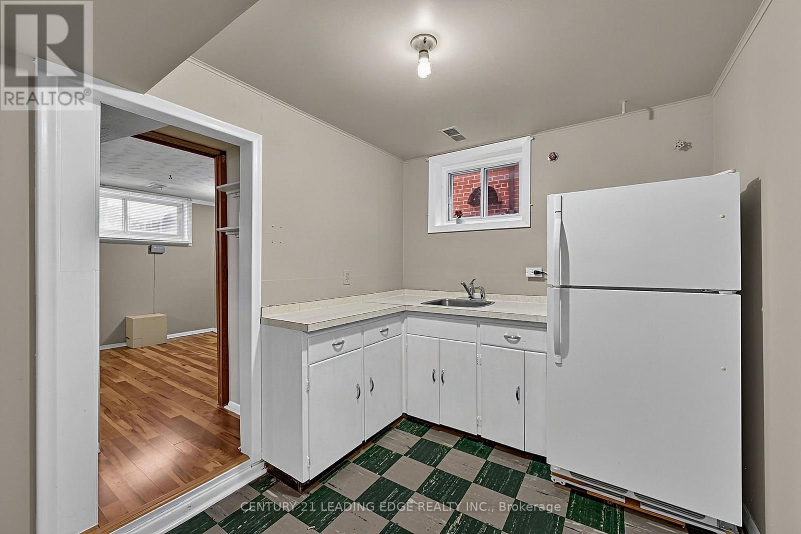 15 WETHERBY DRIVE - 36