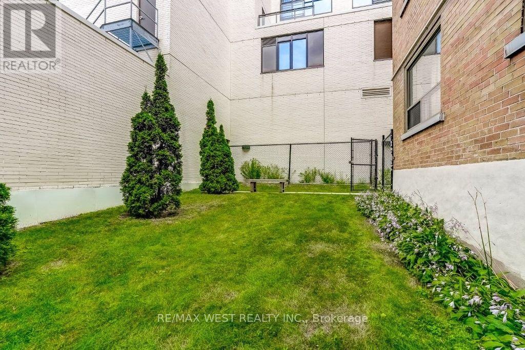 #203 2000 BLOOR STREET W - 22