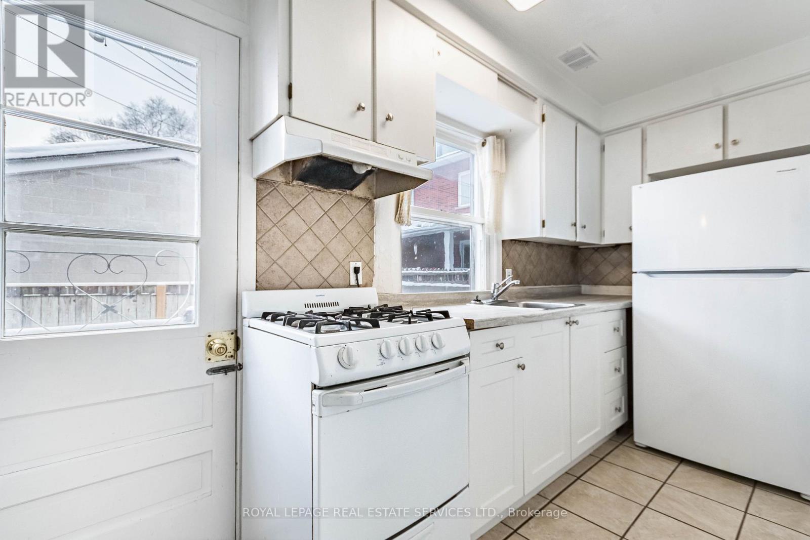 740 LANSDOWNE AVENUE - 3
