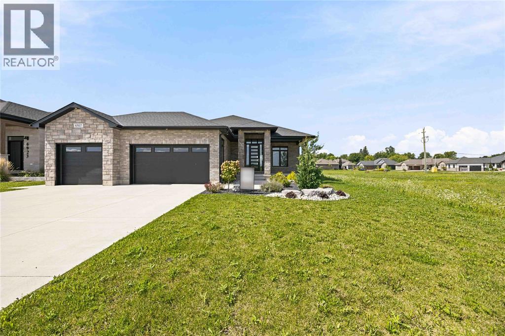 6927 SHORESIDE DRIVE, Plympton-Wyoming — photo 1