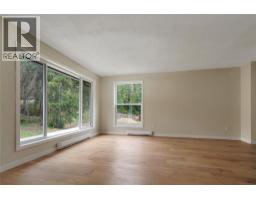 Primary Bedroom - 208 Schmidt Road, Clearwater, BC V0E1N2 Photo 13