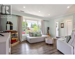 Living room - 405 Bernhard Crescent, Oshawa, ON L1G2B7 Photo 9