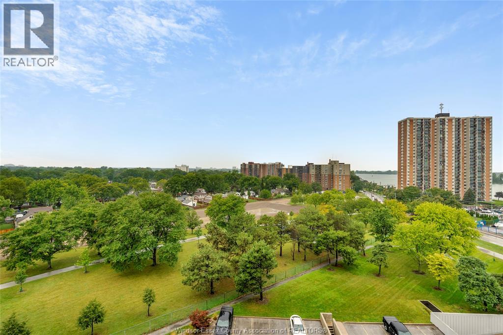 #906W 9099 RIVERSIDE DRIVE East - 27