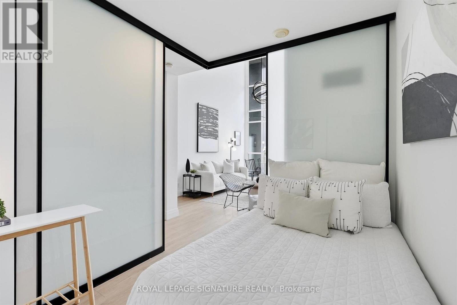 #532 5 HANNA AVENUE - 15
