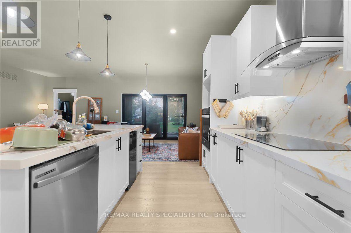 7 SCOTT DRIVE - 15