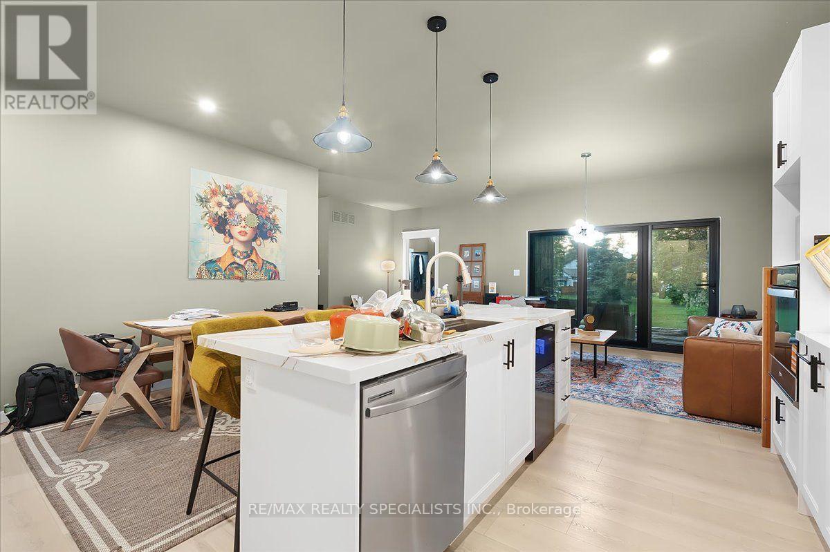 7 SCOTT DRIVE - 16