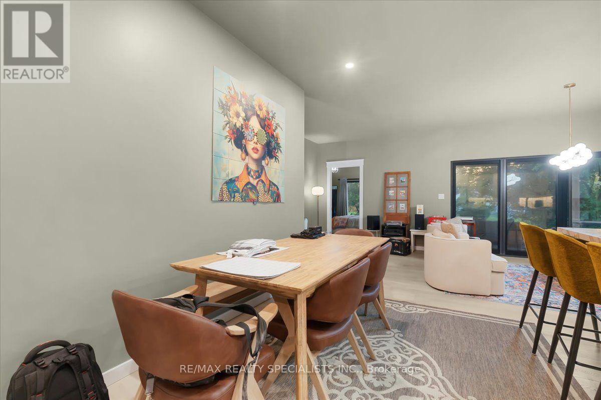 7 SCOTT DRIVE - 18