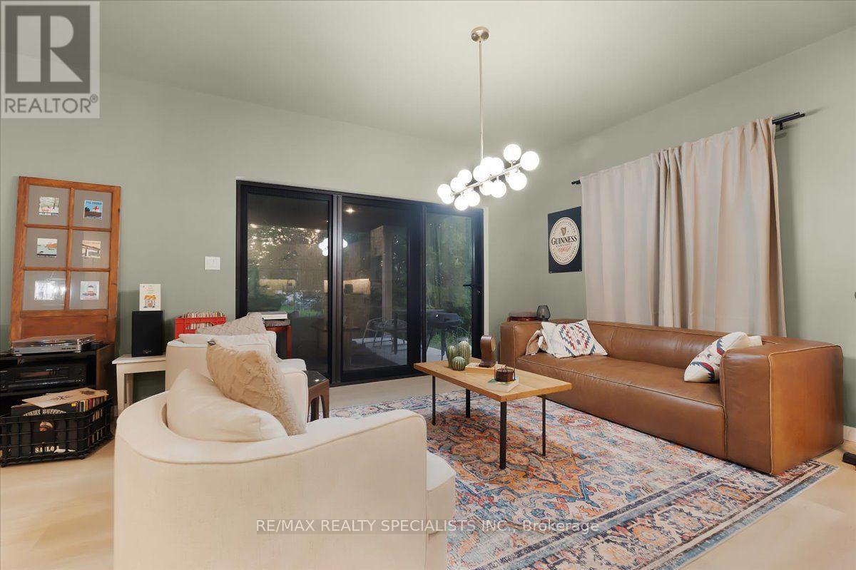 7 SCOTT DRIVE - 19