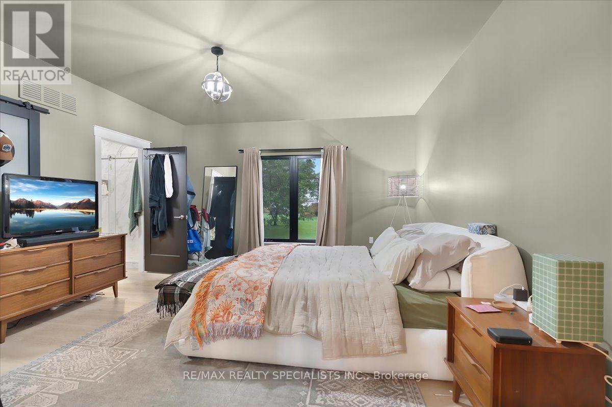 7 SCOTT DRIVE - 21