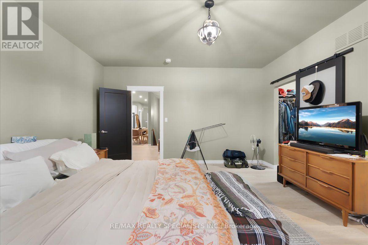 7 SCOTT DRIVE - 23