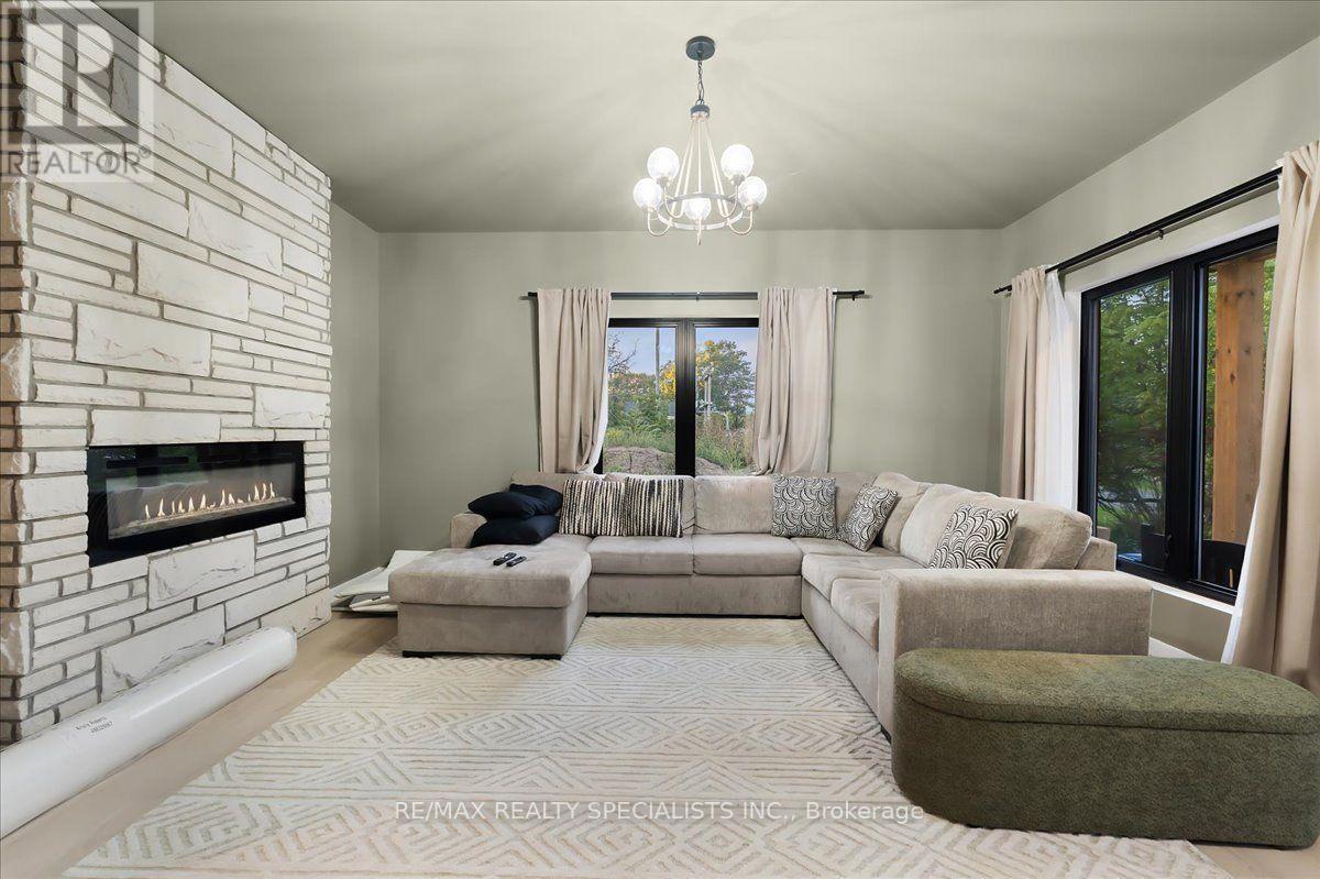 7 SCOTT DRIVE - 8