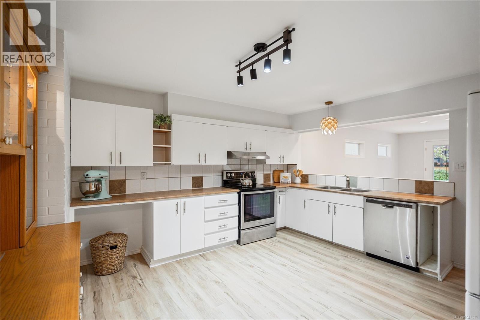 1029 - 1031 Wychbury Ave - 26