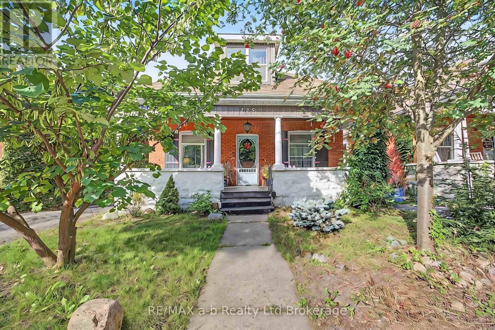 225 GRAHAM STREET, Woodstock (Woodstock - North) — photo 1