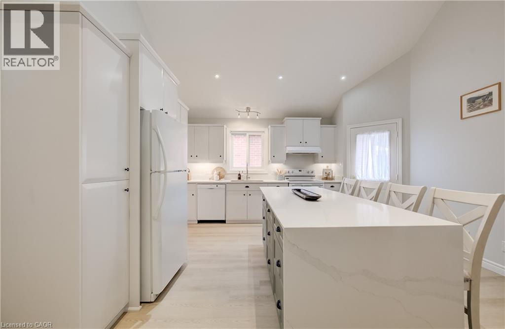 245 FERN Crescent - Image 10