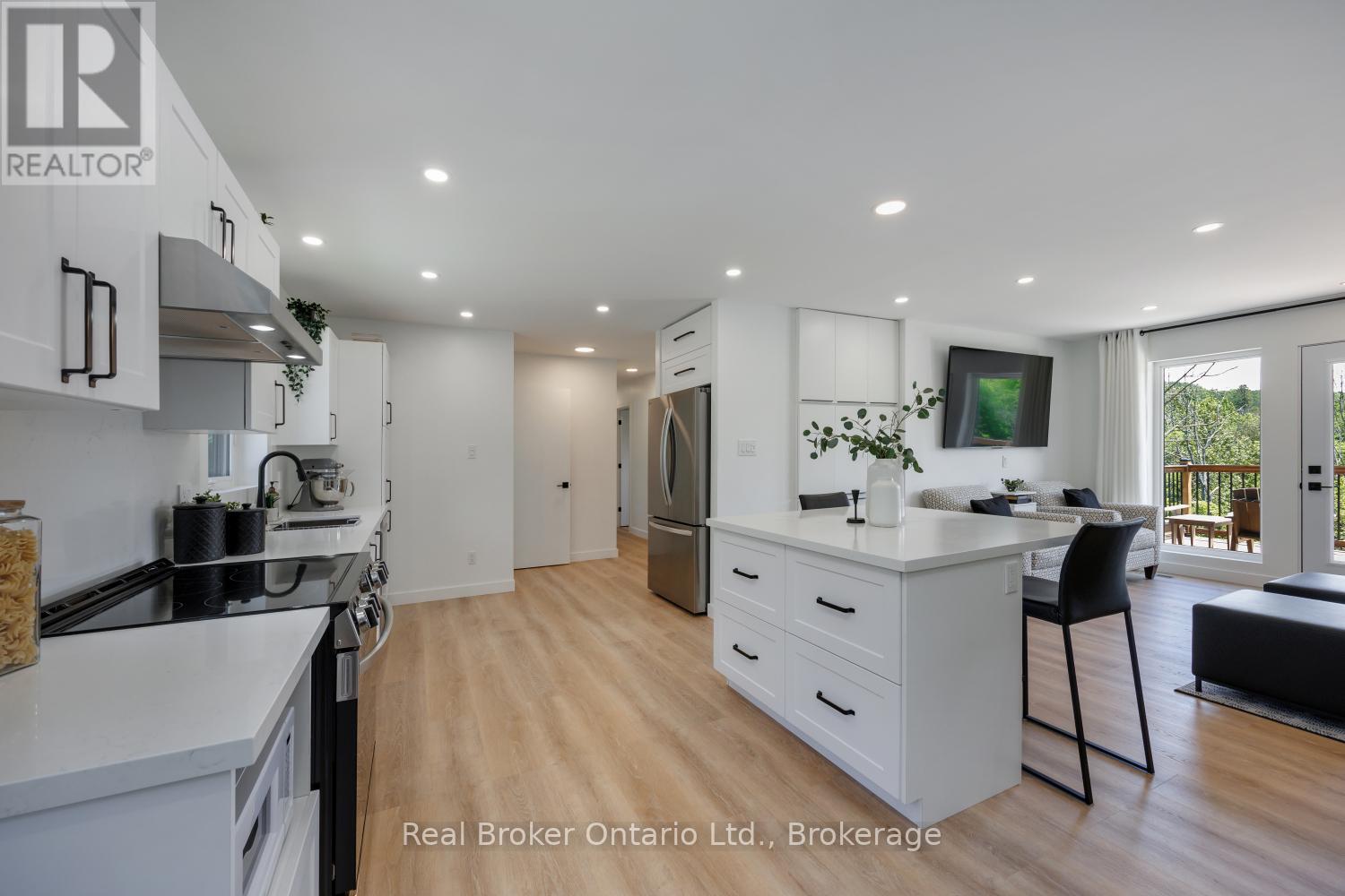 250 SILVER HEIGHTS DRIVE - Image 12