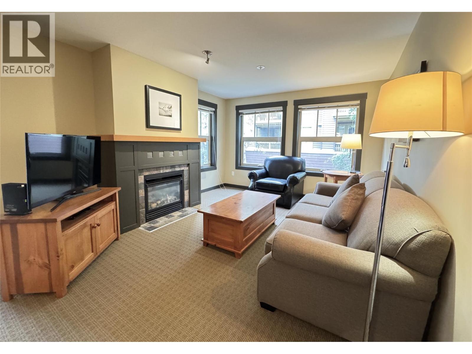 #211, 2064 Summit Drive, Panorama