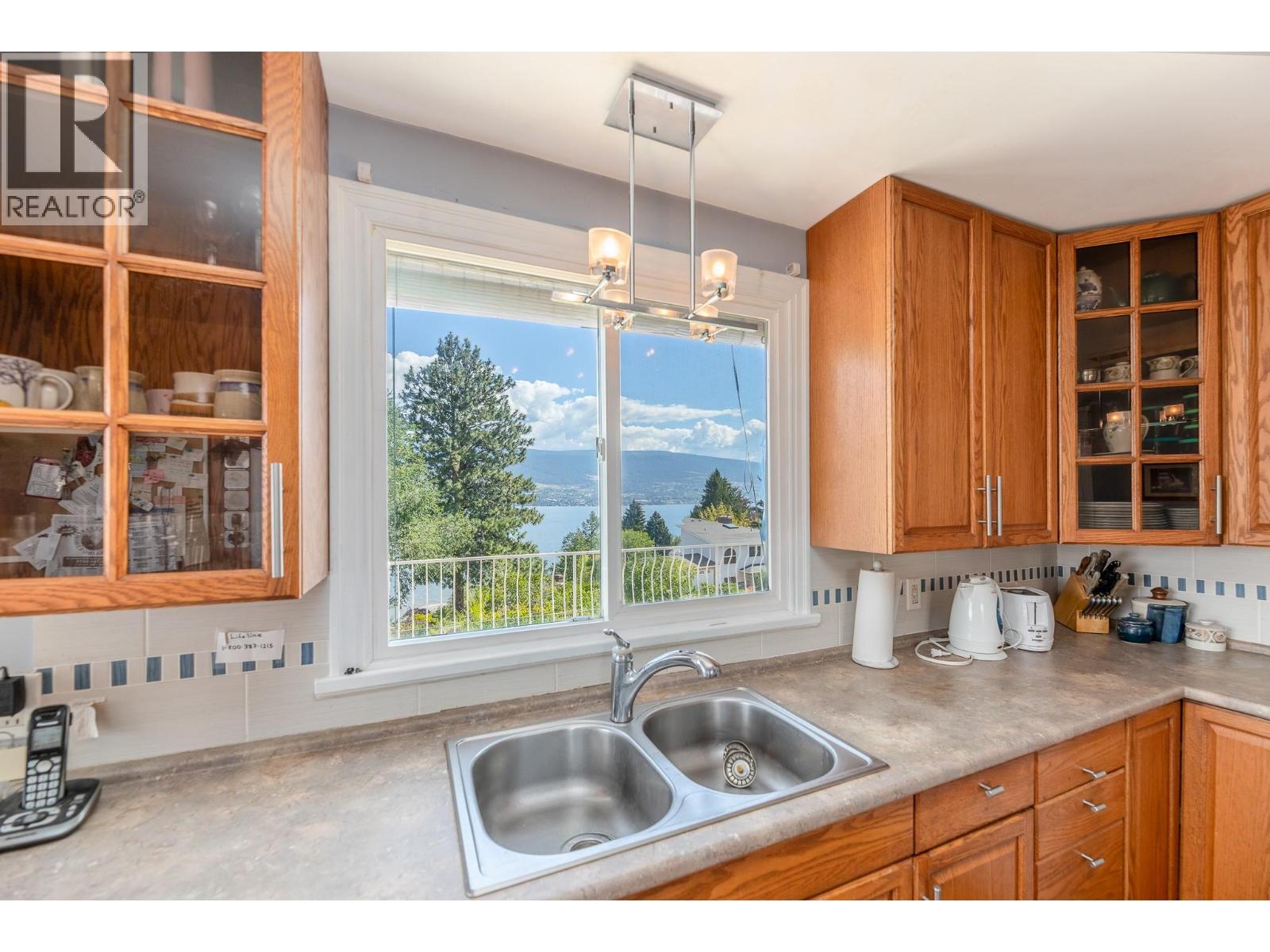 14602 Fisher Close, Summerland