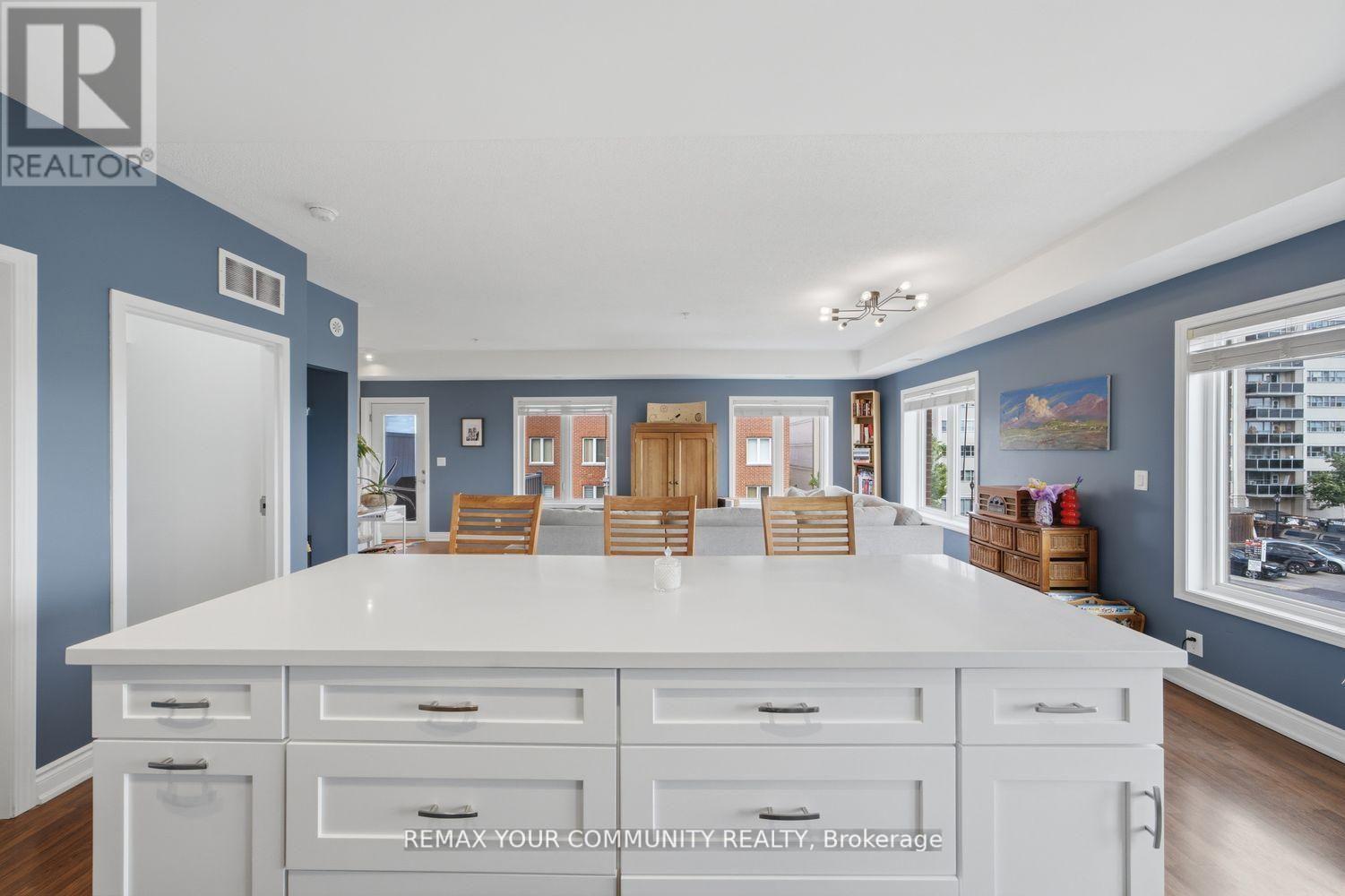 ##204 35 RICHGROVE DRIVE - 22
