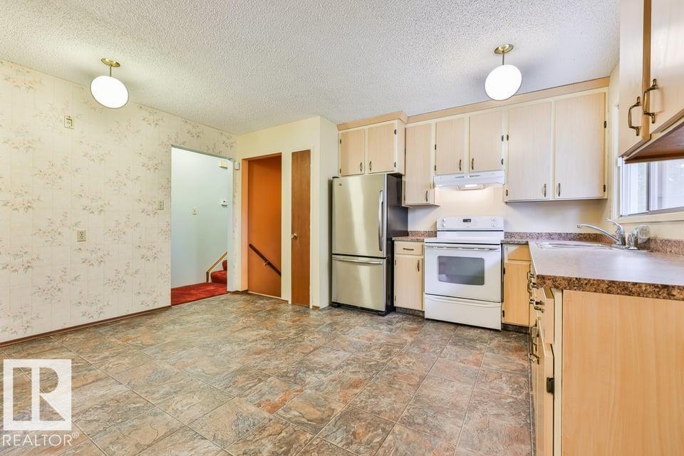 1046 Strathcona DR - 10