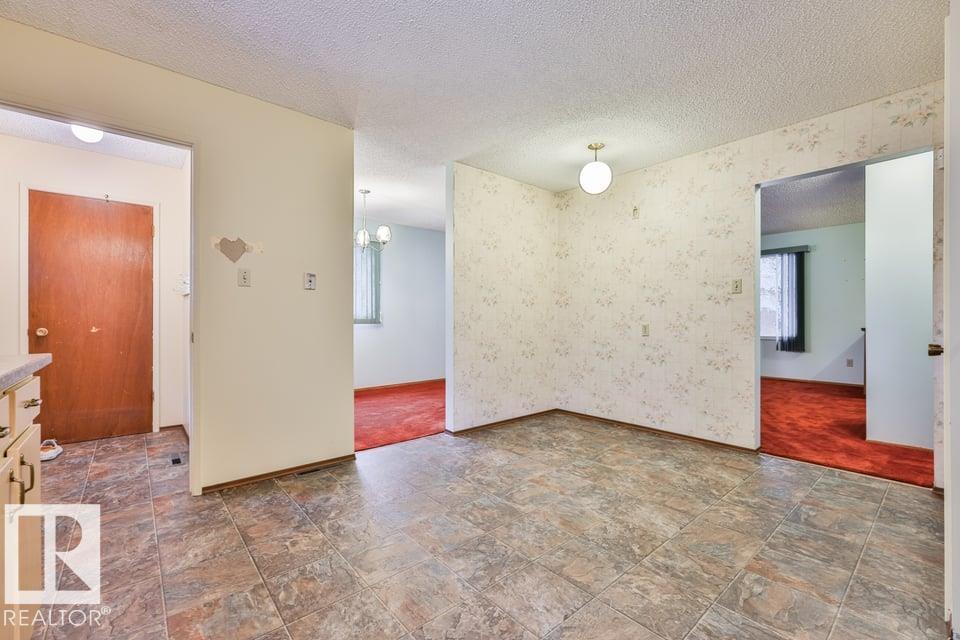1046 Strathcona DR - 12