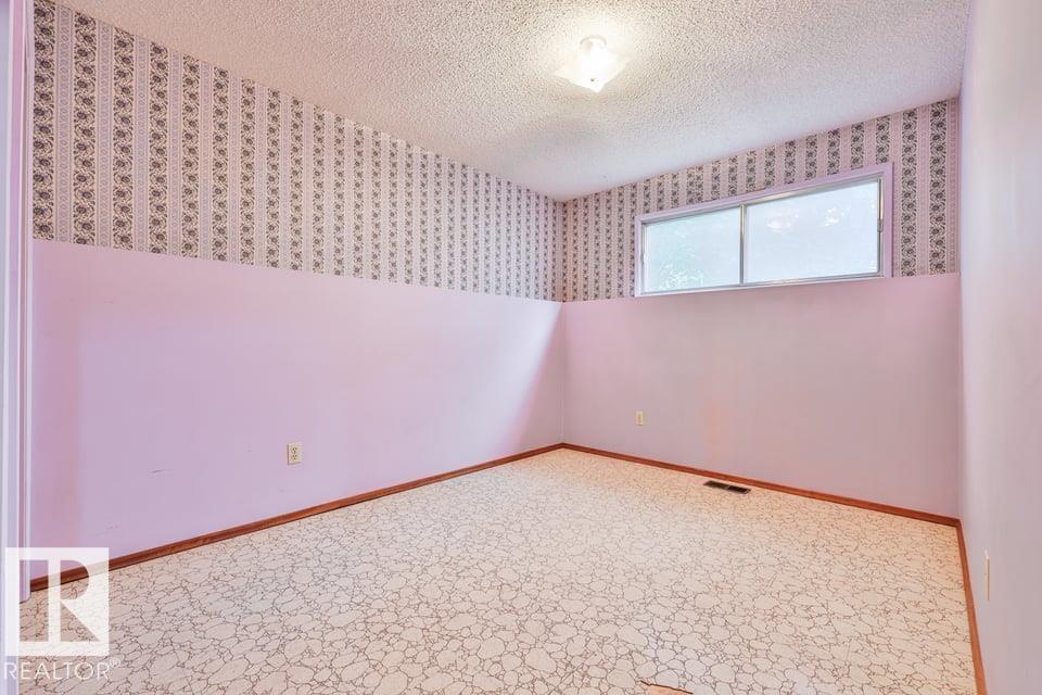 1046 Strathcona DR - 25