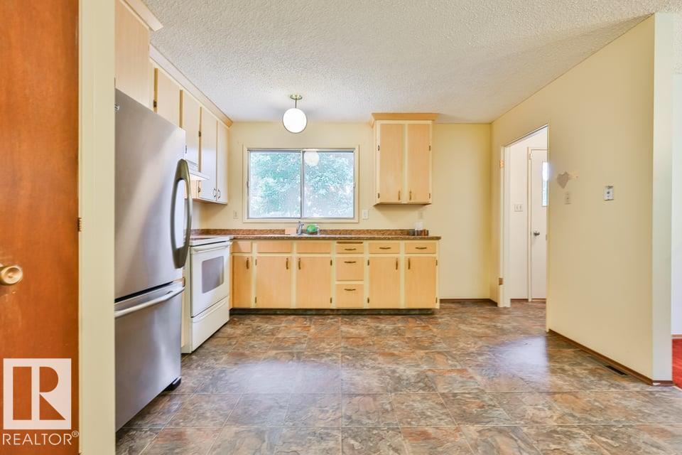1046 Strathcona DR - 11