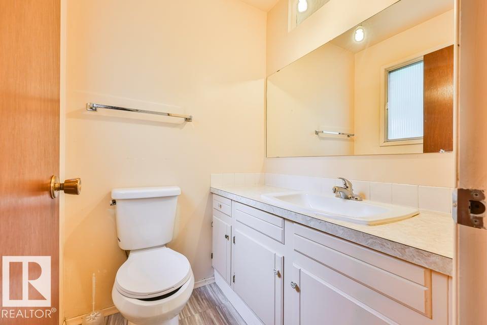 1046 Strathcona DR - 17