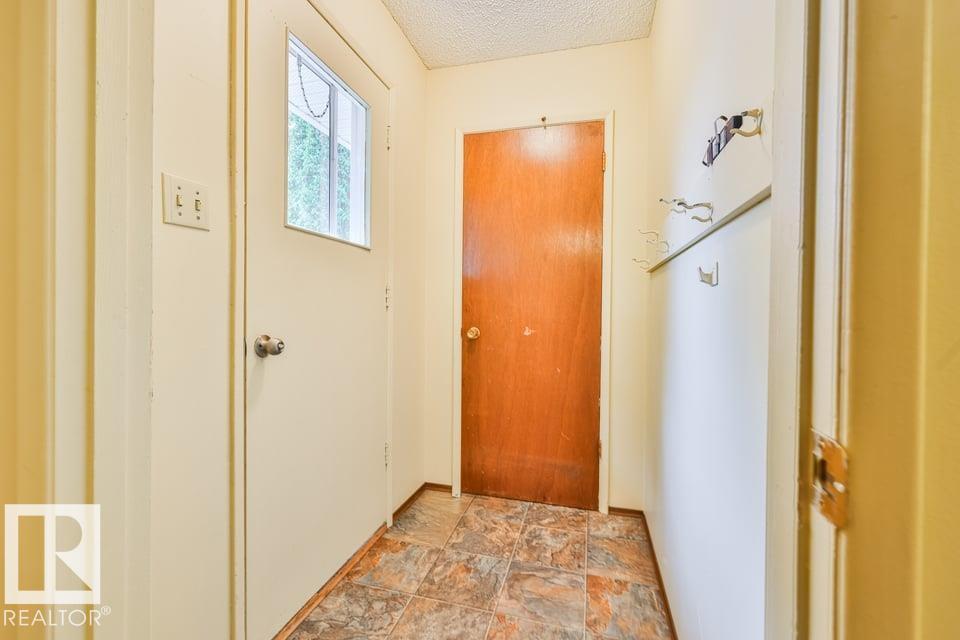 1046 Strathcona DR - 34