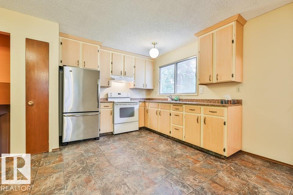 1046 Strathcona DR - Image 9