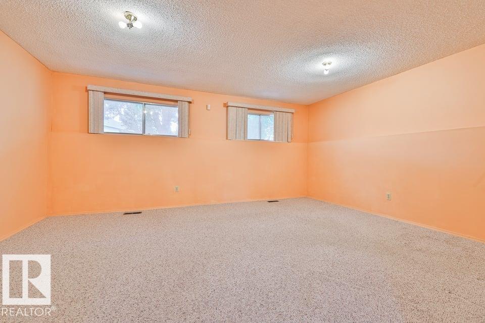 1046 Strathcona DR - 27