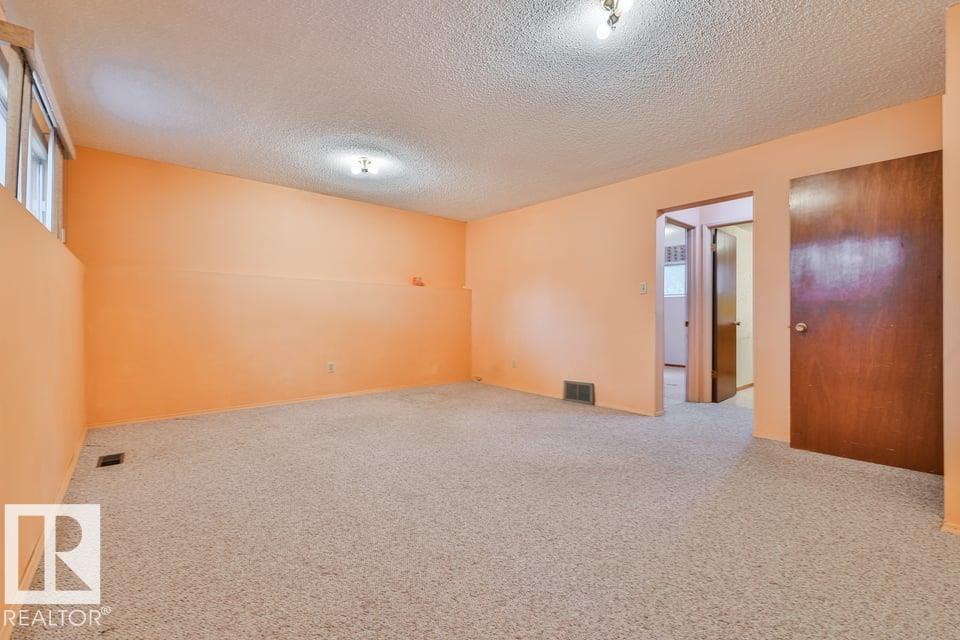 1046 Strathcona DR - 29