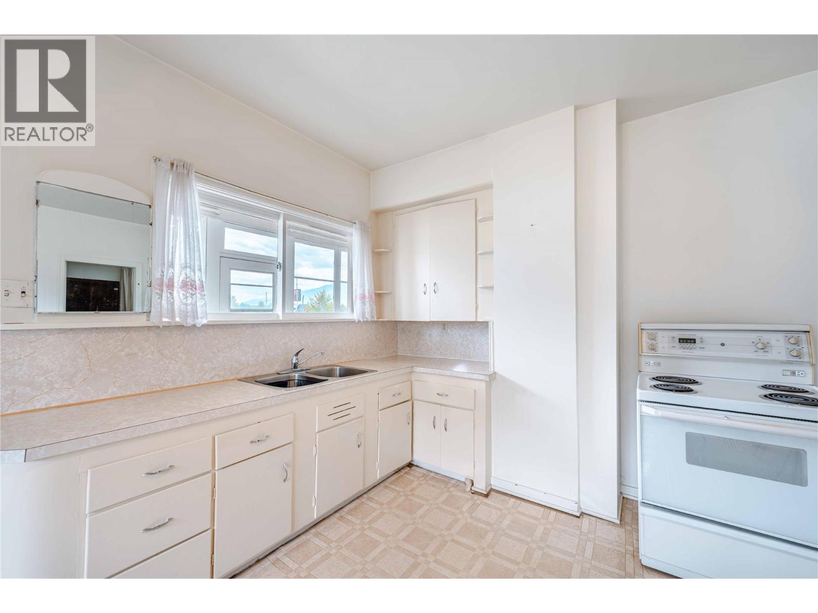 514 Fourth Street E - 13