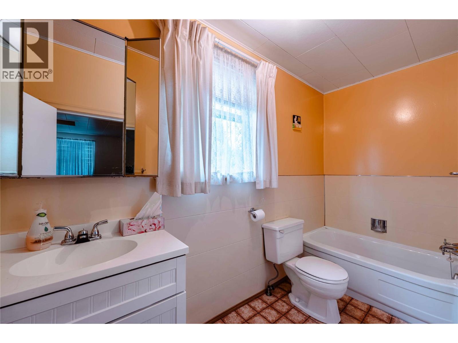 514 Fourth Street E, Revelstoke