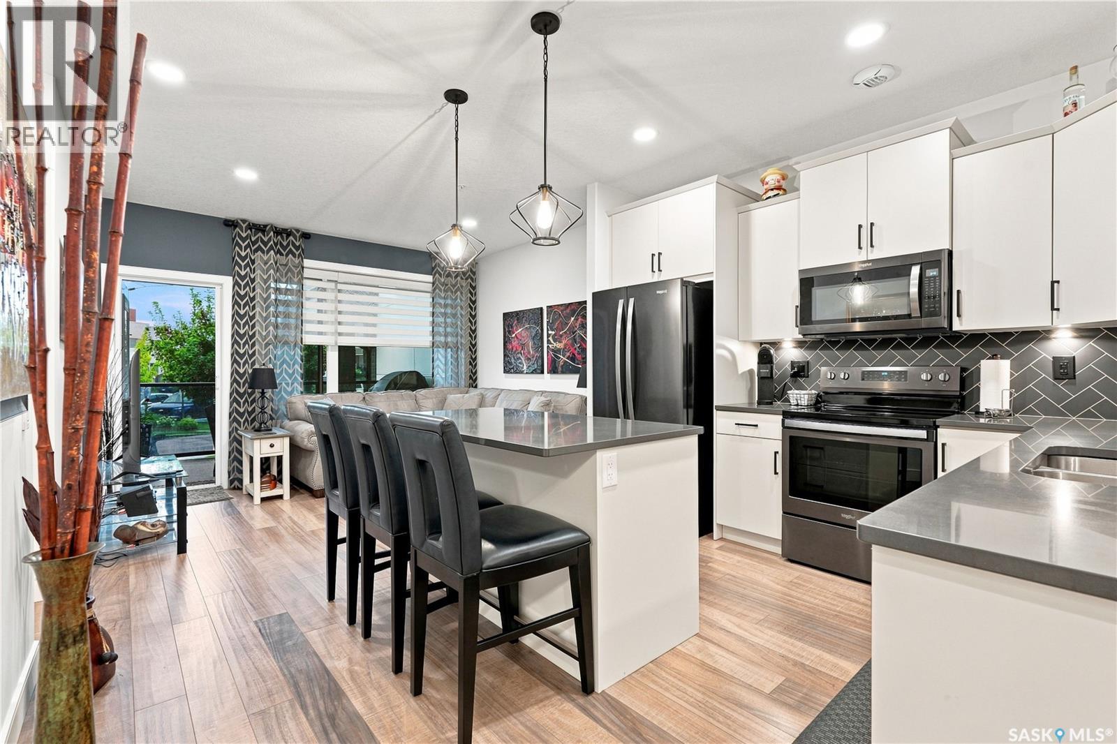 #114 105 Willis CRESCENT - 4