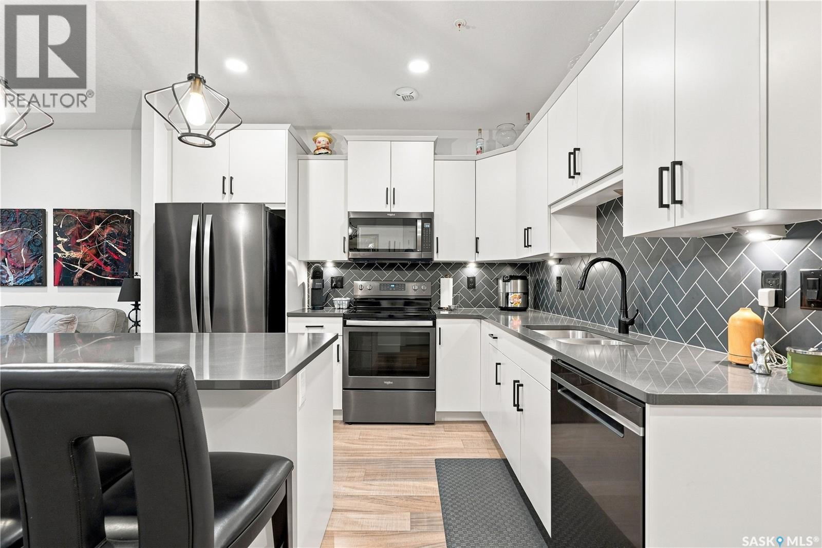 #114 105 Willis CRESCENT - 5